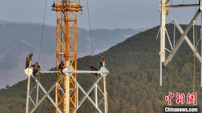 建设者们正在进行高空作业。　四川电力供图