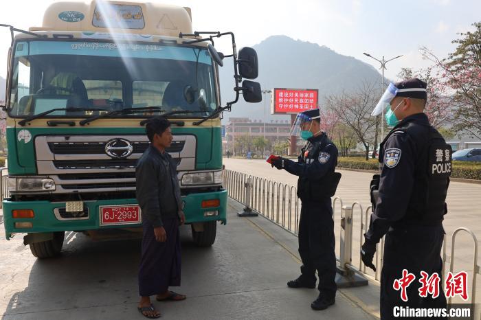 图为民警查验驾驶员证件。　腾冲边检站供图