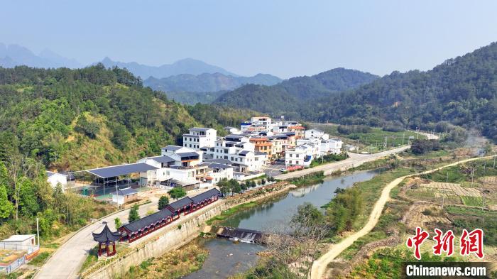 坐落在青山绿水间的平南县大鹏镇思乐村。　莫舒华 摄