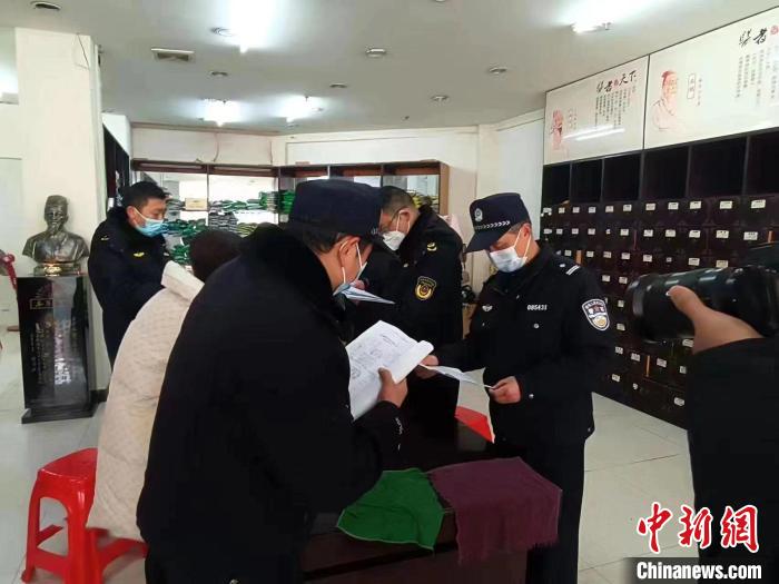 图为近日湖北大悟警方联合市场监督管理部门对城区药店开展打击制售假药劣药突击检查 湖北省公安厅供图