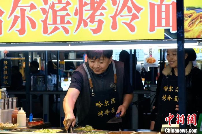 广西柳州夜市经济升温 东北“候鸟”从途经到“扎根”