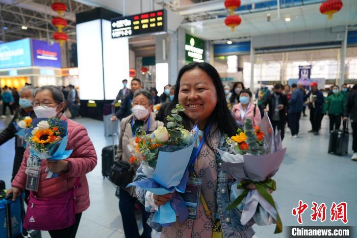 图为参团旅客从昆明站乘车出发前往中老边境磨憨。　刘冉阳 摄