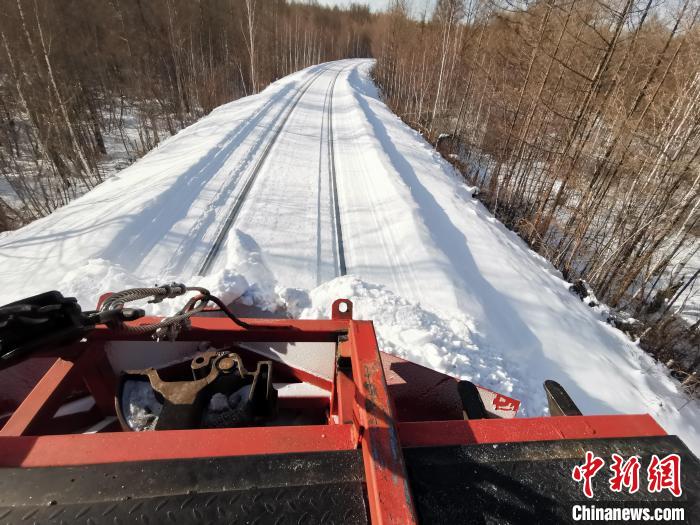 除雪车清雪效率提高10倍。　哈铁提供