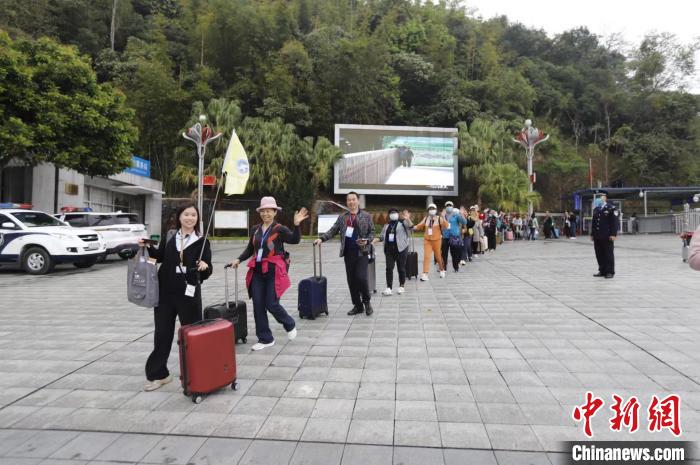 图为首批旅行团在友谊关口岸排队等候出境。　周日 摄