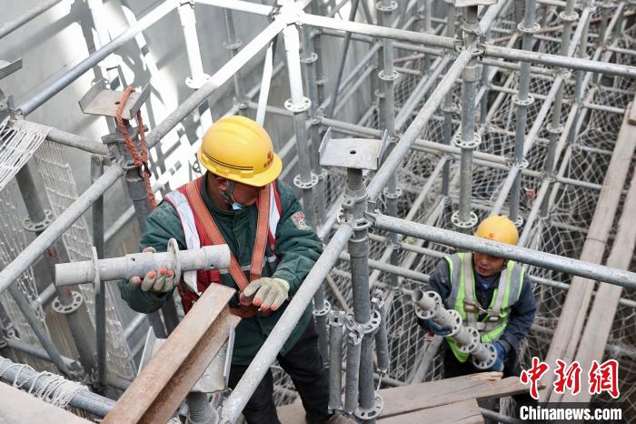 3月16日，北京轨道交通平谷线管庄站施工现场。　记者 易海菲 摄