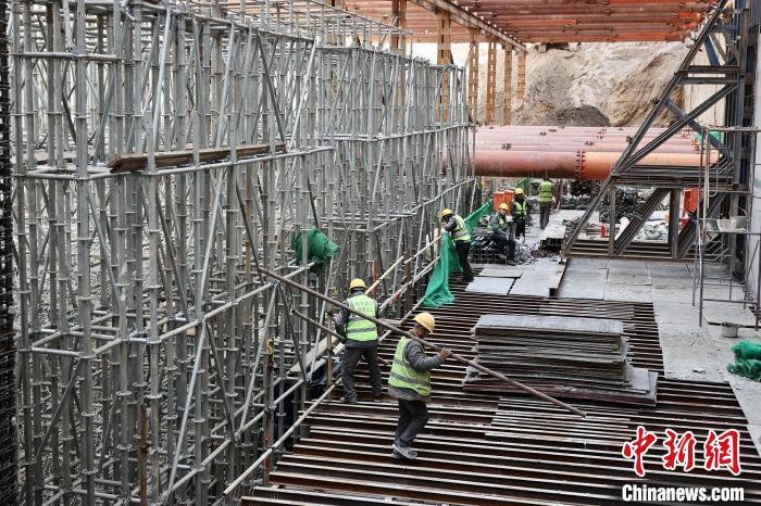 3月16日，北京轨道交通平谷线管庄站施工现场。　记者 易海菲 摄