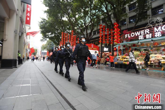 广州特警在北京路步行街巡逻执勤。　广东省公安厅 供图