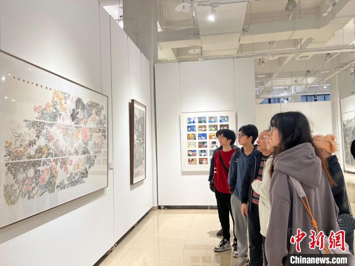 图为全国青年教师中国画学术邀请展现场。 钟旖 摄