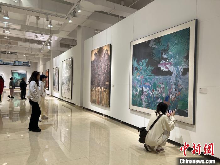 图为全国青年教师中国画学术邀请展吸引学生观展。 钟旖 摄