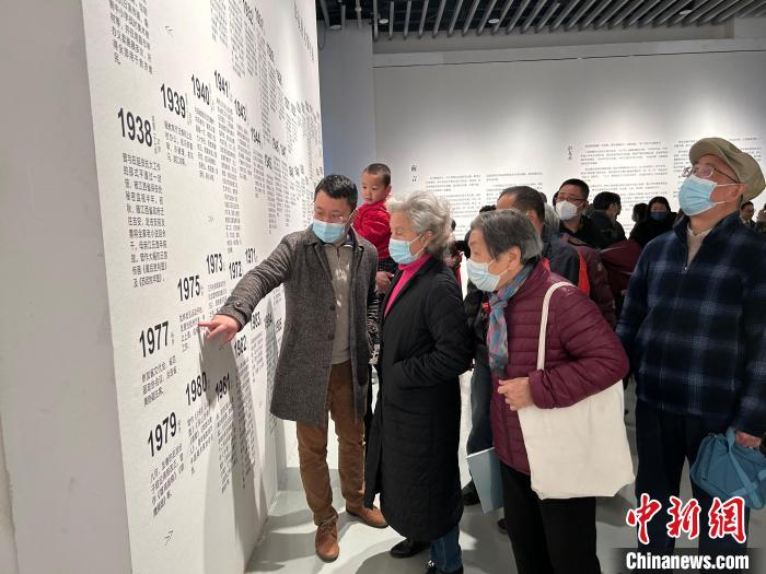 图为“大美超真——彭友善 彭开天父子联展”开幕当天吸引众多观众前来参观。　朱莹 摄