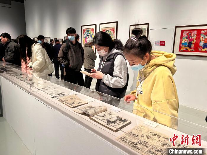 图为“大美超真——彭友善 彭开天父子联展”开幕当天吸引众多观众前来参观。　朱莹 摄