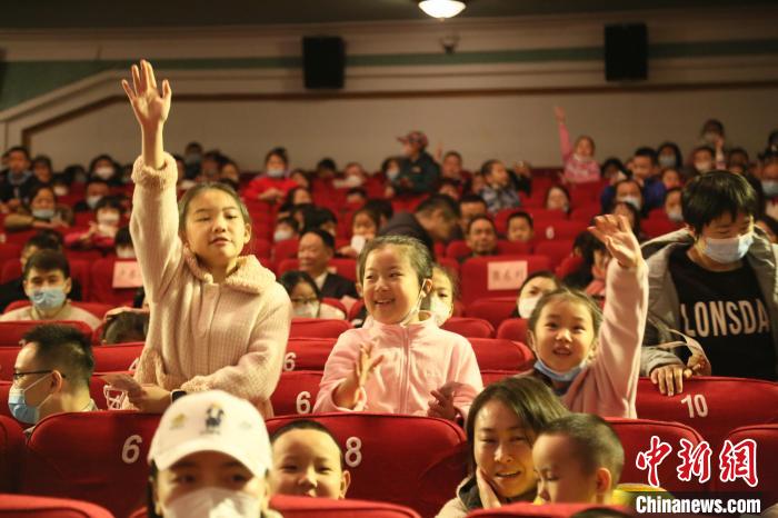 首映式现场，孩子们踊跃参与活动。　新疆克拉玛依广播电视台 摄