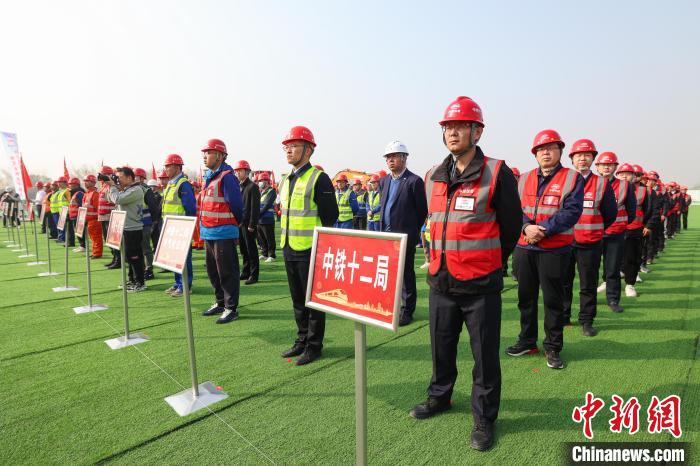 太原轨道交通地铁1号线百日劳动竞赛启动大会现场。　武俊杰 摄