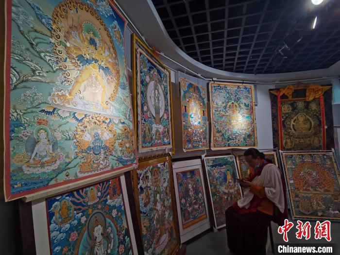 图为精品唐卡展。　张添福 摄