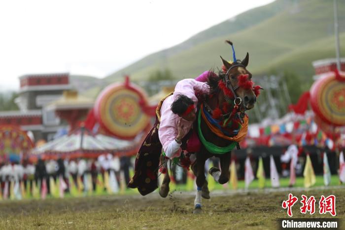 图为玉树群众进行赛马。　马铭言 摄