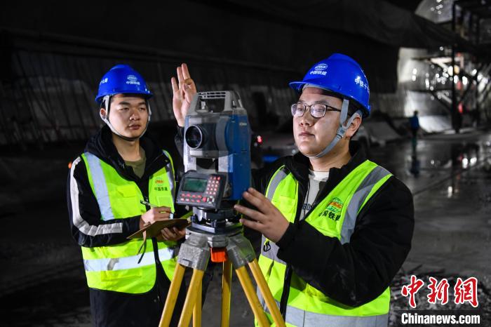 图为建设者正在隧道内作业。　中铁十七局集团有限公司供图