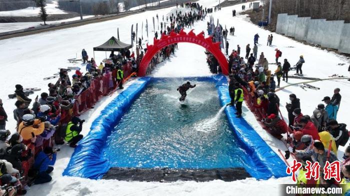 滑雪客正飞跃水池 吉林北大湖雪场供图