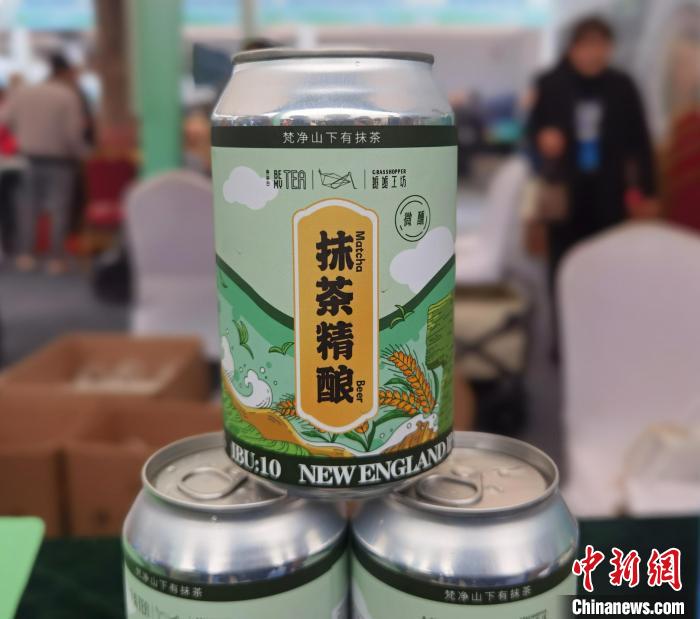 图为抹茶啤酒。　周燕玲 摄