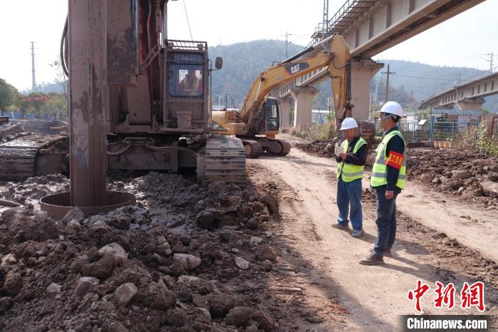 图为旋挖钻正在大理铁路枢纽大理北站双线特大桥作业。　王一翔 摄