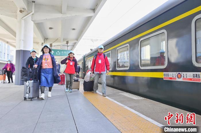 游客准备乘坐旅游专列。　原勇 摄