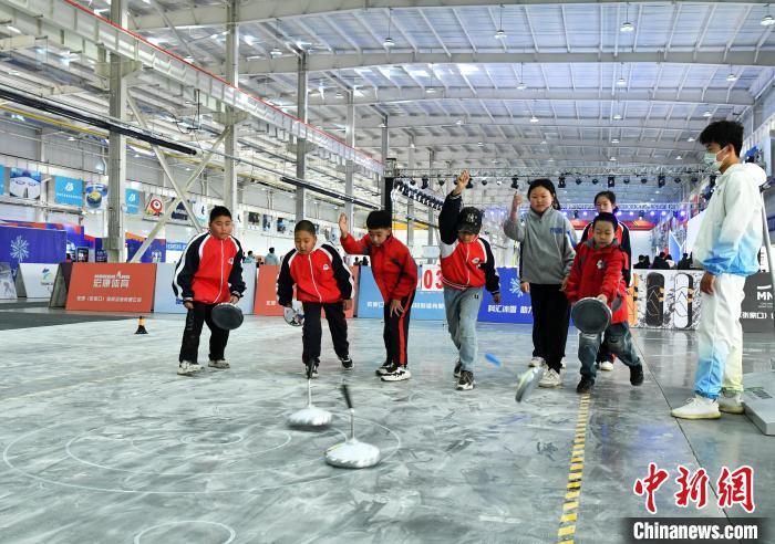 在博览会现场的冰雪运动体验区，民众乐享冰雪运动。　翟羽佳 摄