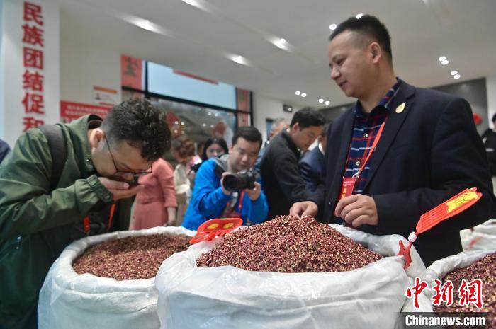 图为海外华文媒体代表参观玉林国际香料交易市场。　俞靖 摄