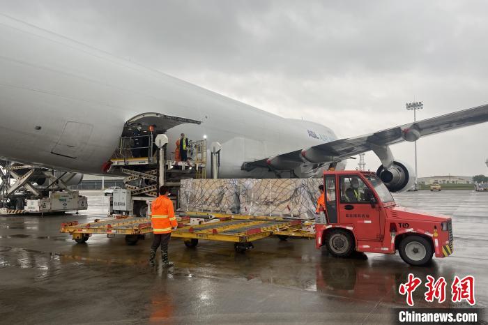 4月3日，一架搭载90吨货物的波音B747全货机从比利时布鲁塞尔飞至南昌昌北国际机场。　刘新宇 摄