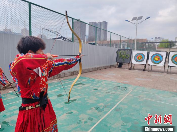 山西大学射艺传承基地射箭场，学生开弓射箭。　郭芃成 摄