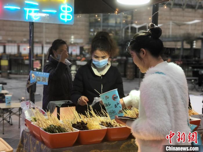 图为佛山灯湖西街夜市吸引消费者。　孙秋霞 摄