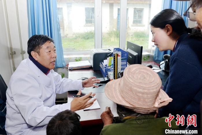 图为青海省医学专家开展诊疗。(资料图) 张添福 摄