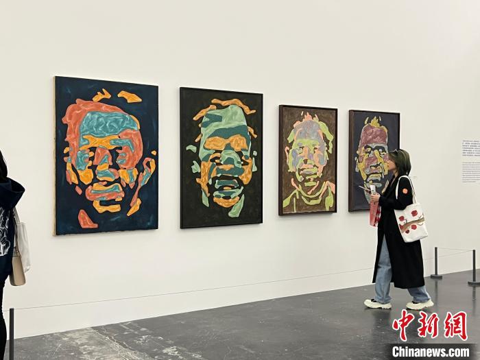 参加艺博会的作品进行预展。　潘旭临 摄