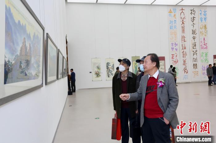 图为 高振恒从艺75周年作品展现场。　刘俊苍 摄