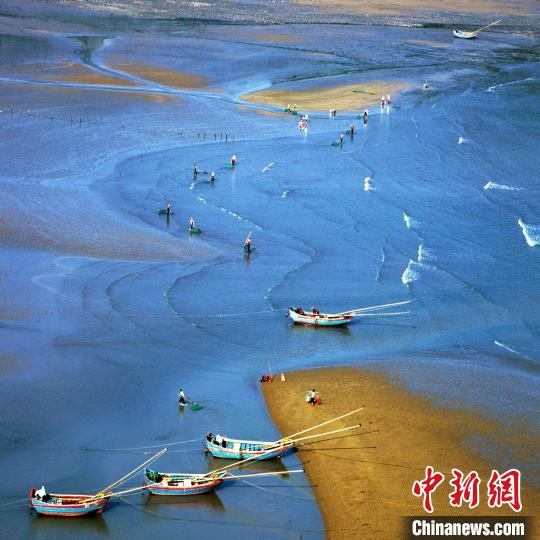 碧海溢彩、落日熔金的霞浦滩涂，享有“国际滩涂摄影胜地”美誉，引得众多摄影家趋之若鹜。　宁德市委宣传部 供图