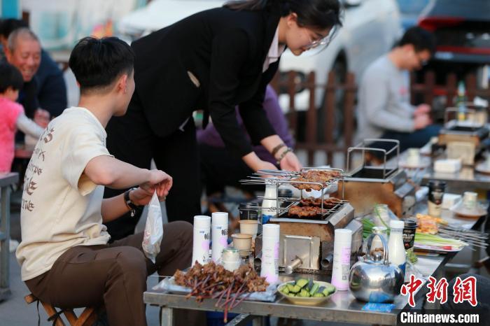 “让外地人先吃”，一把烤串带火一座城