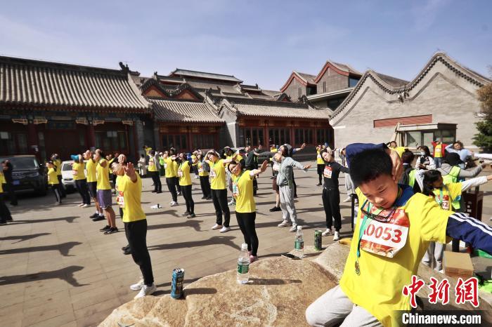 “体育+文化” 两岸青年北京中轴线慢跑、感受古都历史