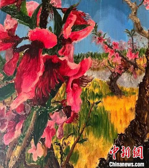 周春芽的缂丝桃花作品(正面局部) 谢梦圆 摄