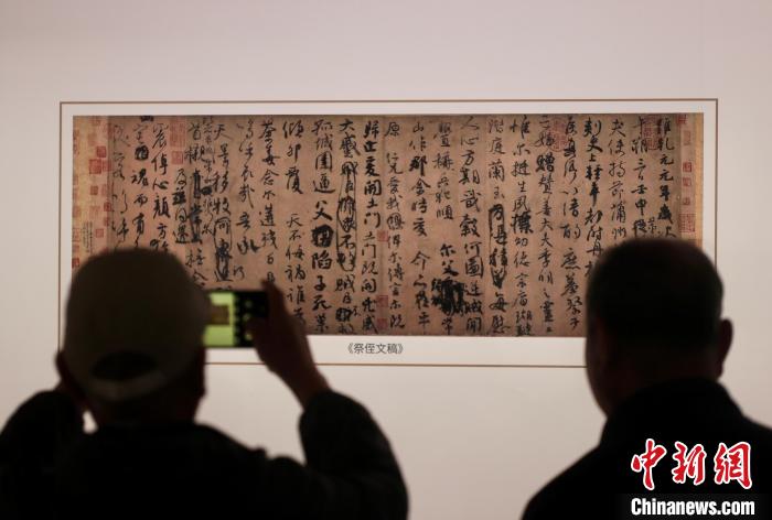 图为游客参观“形意万千——汉字文化大观展”。　记者 易海菲 摄