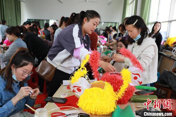 图为靖西市各学校教师参加壮族传统花灯制作技艺培训。(资料图) 靖西市融媒体中心供图