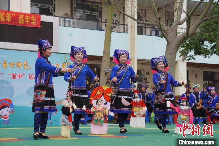 图为靖西市壮博民俗艺术团表演《提线木偶戏》。　靖西市融媒体中心供图