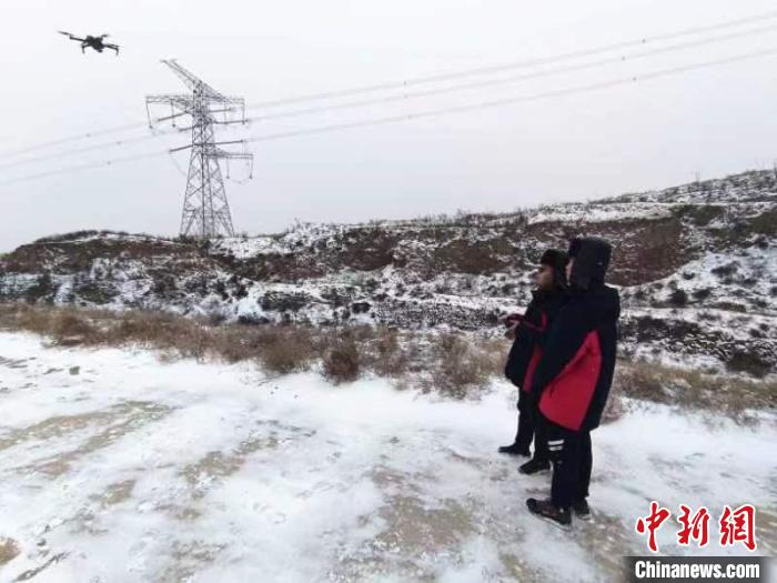 山西电力部门加强输电线路特巡，全力保障电网安全运行。　国网山西省电力公司供图