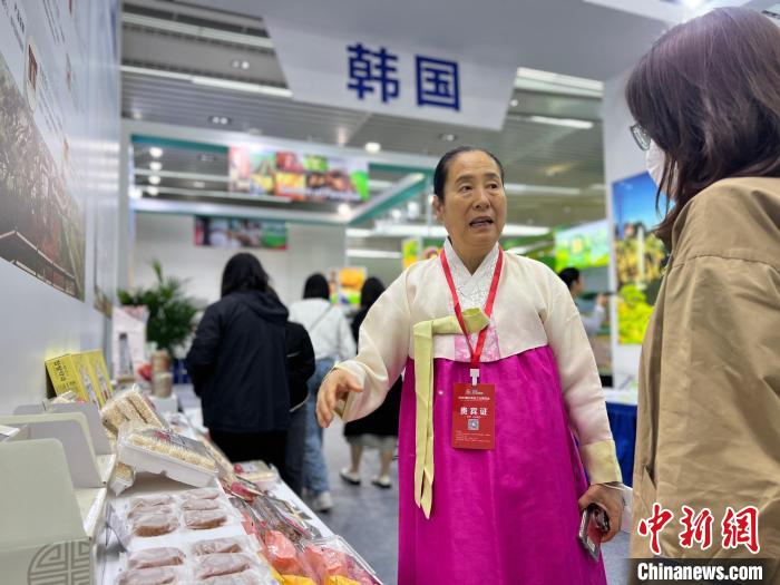 2023淮北食品工业博览会开幕，参展商在韩国展区介绍产品。　储玮玮 摄