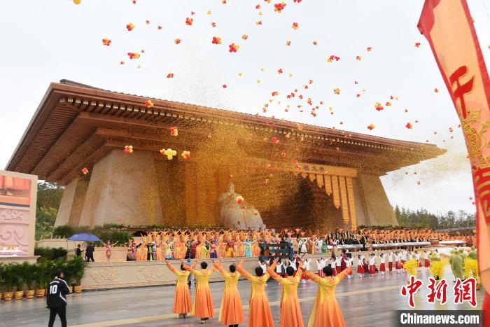 图为黄帝故里拜祖大典仪式现场。　王宇 摄