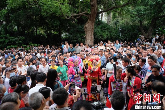 图为身穿民族服饰的山歌手在柳州市鱼峰山脚下演唱山歌。　刘俊聪 摄