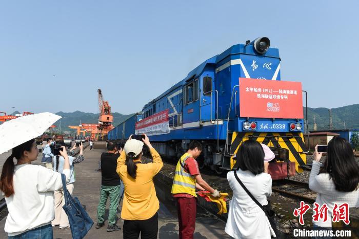 4月27日，重庆果园港鱼嘴站，工作人员见证陆海新通道铁海联运非洲专列发车。　何蓬磊 摄