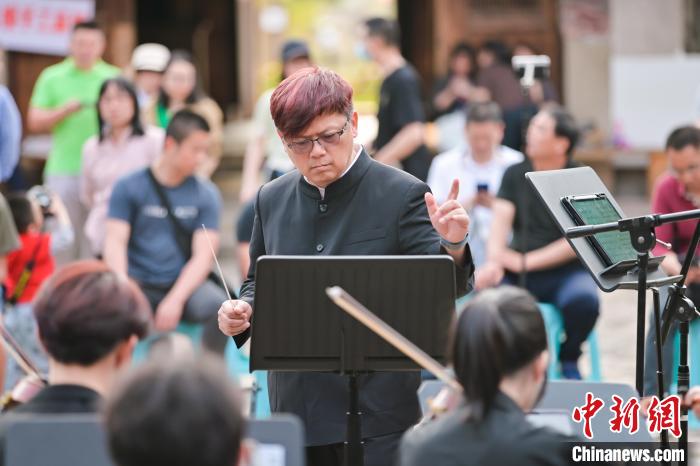 台湾音乐人刘子甫为此次音乐会现场指挥。　五湖四海音乐会主委会 供图