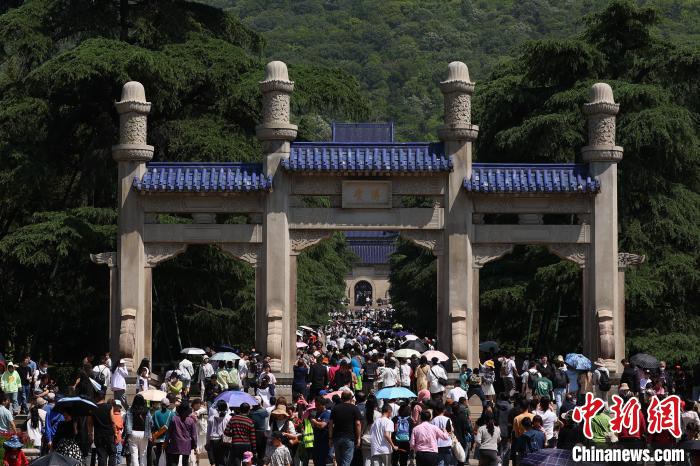 南京夫子庙秦淮风光带和钟山风景区两个景区“挤”入全国前三。　泱波 摄