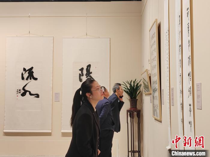 美籍华人王纯杰百余件书法及篆刻作品山西展出