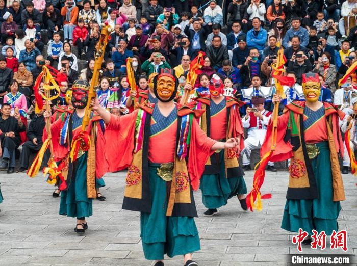 仡佬族祭天朝祖祭祀大典中的“娱神舞”。　唐哲 摄