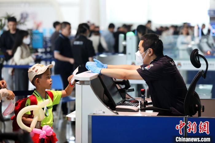 旅客在武汉天河机场办理乘机手续 武汉天河机场供图