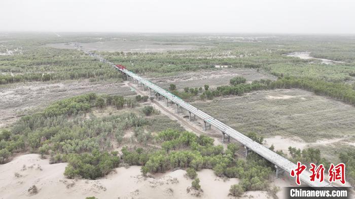 航拍图昆公路叶尔羌特大桥施工现场。　崔显朝 摄